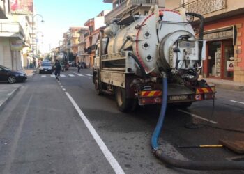Cirò Marina: la condotta fognaria su Via Libertà è stata finalmente dissabbiata e ripulite tutte le caditoie