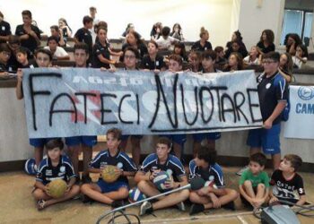 Crotone: Piscina Olimpionica ancora chiusa, le società di nuoto protestano davanti l’impianto natatorio e al Comune