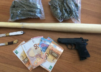 Crotone: Viaggiavano con una mazza da baseball, due coltelli a serramanico e marijuana. Arrestati due giovani dalla Polizia