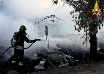 Crotone: distrutto deposito dalle fiamme, grazie all’intervento dei Vigili del Fuoco le fiamme sono state domate