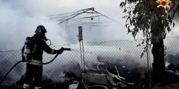 Crotone: distrutto deposito dalle fiamme, grazie all’intervento dei Vigili del Fuoco le fiamme sono state domate