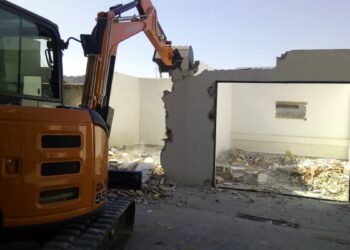 Crotone: in corso la Demolizione di 27 Manufatti abusivi costruiti sull’argine del fiume Esaro