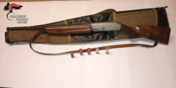 Crucoli: sorpreso un uomo intento a cacciare con un fucile privo di riduttore