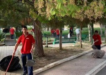 Cirò Marina: I dipendenti della “Conad Affatato” ripuliscono la villetta comunale di via Roma