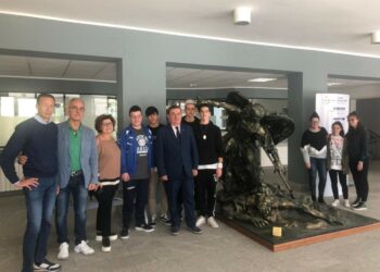 Il Liceo Artistico di San Giovanni in Fiore dona statua San Michele a comunità florense