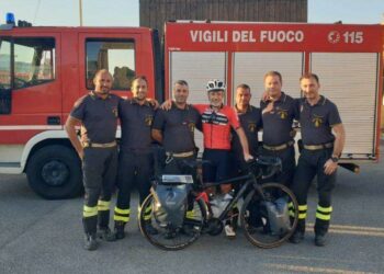 Il Pompiere Flavio Mariotti continua il Giro d’Italia in bici, tappa a Crotone e Cirò Marina