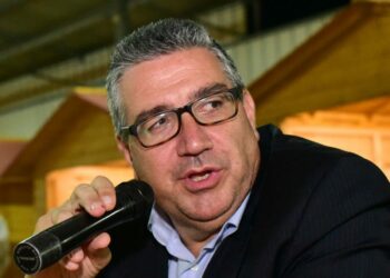 A Cotronei l’acqua, quella che esce direttamente dai rubinetti di casa è ottima. Contributo a riduzione plastica