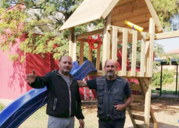 Nuovi giochi per i bambini della Scuola “Don Vitetti” di Cirò Marina, il Comune oggi ha completato il montaggio