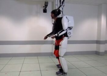 Paralizzato torna a camminare grazie al pensiero usando un esoscheletro