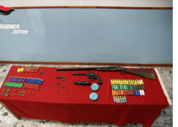 Pensionata di Roccabernarda nascondeva sotto il letto armi e munizioni, denunciata dai Carabinieri