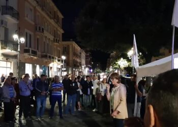 Protesta in piazza a Crotone contro l’ordinanza del presidente della Regione per l’ennesimo ampliamento della “Discarica di Columbra”