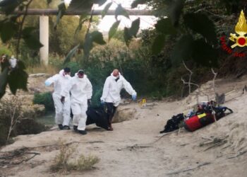Recuperato dai Vigili del Fuoco il cadavere rinvenuto ieri a Isola Capo Rizzuto – VIDEO
