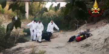 Recuperato dai Vigili del Fuoco il cadavere rinvenuto ieri a Isola Capo Rizzuto – VIDEO
