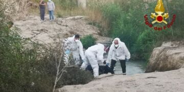 Recuperato dai Vigili del Fuoco il cadavere rinvenuto ieri a Isola Capo Rizzuto – VIDEO