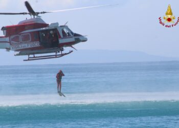 Quattro giornate di addestramento dei Vigili del Fuoco sulle manovre e tecniche di soccorso a mare con l’elicottero