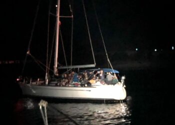 Sbarco nella notte sulla costa ionica di 65 migranti, barca a vela si incaglia nelle acque di Palizzi nel reggino