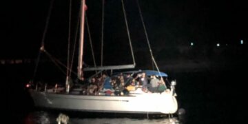 Sbarco nella notte sulla costa ionica di 65 migranti, barca a vela si incaglia nelle acque di Palizzi nel reggino