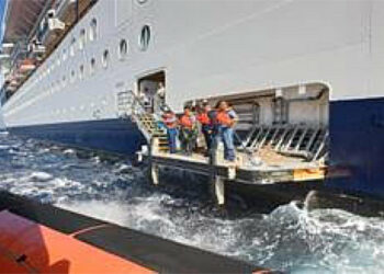 Ha un infarto a bordo di una nave crociera a 20 miglia da Crotone: salvato statunitense dalla Guardia Costiera