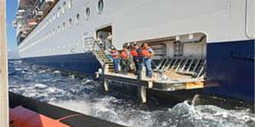 Ha un infarto a bordo di una nave crociera a 20 miglia da Crotone: salvato statunitense dalla Guardia Costiera