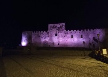 Strongoli: Pro Loco, delegazione AIRC, Asd Volley e Comune hanno aderito alla campagna illuminando di rosa ”Il Castello di Strongoli”