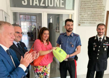 Un defibrillatore per i Carabinieri di Cirò Marina, grazie al dono di  Confagricoltura sarà in dotazione alla caserma