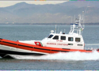 Una imbarcazione di circa 10 metri con 4 persone a bordo è affondata a poche miglia da Capo Colonna, salvati dalla Guardia Costiera