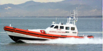 Una imbarcazione di circa 10 metri con 4 persone a bordo è affondata a poche miglia da Capo Colonna, salvati dalla Guardia Costiera
