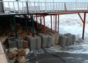 Crucoli, il maltempo causa interruzioni di corrente e danni sulla spiaggia