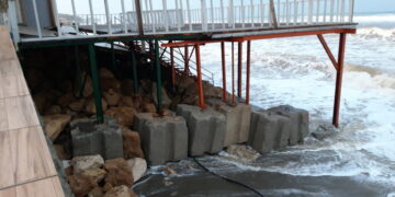 Crucoli, il maltempo causa interruzioni di corrente e danni sulla spiaggia