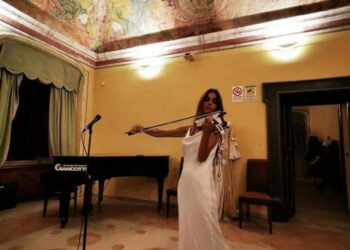 Anna Nash, la violinista performer vocalist si esibisce nel Castello e Cattedrale di Santa Severina