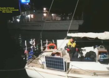 Barca a vela carica di migranti diretta verso le coste calabre intercettata dalla Finanza, sbarcati a Crotone