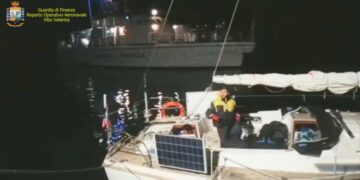 Barca a vela carica di migranti diretta verso le coste calabre intercettata dalla Finanza, sbarcati a Crotone