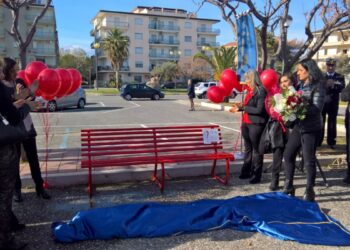 Cirò Marina, la Fidapa inaugura una “Panchina Rossa” in memoria di una delle tante vittime di “femminicidio” Antonella Lettieri