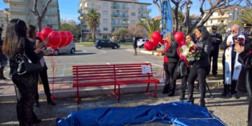 Cirò Marina, la Fidapa inaugura una “Panchina Rossa” in memoria di una delle tante vittime di “femminicidio” Antonella Lettieri