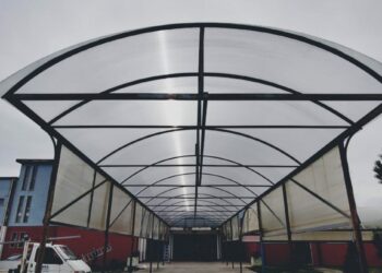 Cirò Marina, riparata la tettoia della passerella di accesso alla scuola primaria Butera