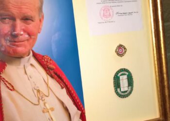 Una grande folla di fedeli ha accolto nella chiesa di Sant’Antonio le reliquie di San Giovanni Paolo II