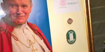 Una grande folla di fedeli ha accolto nella chiesa di Sant’Antonio le reliquie di San Giovanni Paolo II