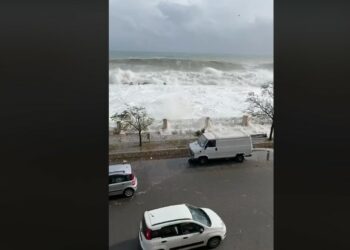 Il mare in tempesta invade il lungomare di Cirò Marina. Il Video