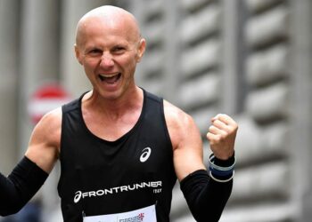 Il crotonese Antonio Carvelli si presenta a sorpresa alla 36° Firenze Marathon dopo un mese dalla maratona di Amsterdam