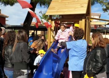 Cirò Marina: Inaugurata l’area giochi del plesso Don Vitetti, i bambini finalmente hanno un giardino fatto a loro misura
