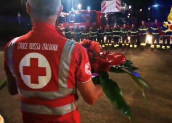 La Croce Rossa Italiana di Crotone omaggia una corona di fiori ai Vigili del fuoco caduti in servizio