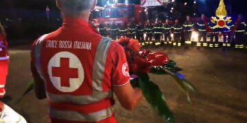 La Croce Rossa Italiana di Crotone omaggia una corona di fiori ai Vigili del fuoco caduti in servizio