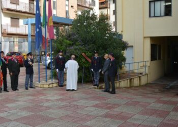 La Polizia di Stato di Crotone commemora i suoi caduti depositando una corona d’alloro al monumento ai caduti