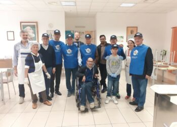 La delegazione dell’ANCRI di Crotone servono i pasti a tutti i commensali alla mensa di Padre Pio da Pietrelcina