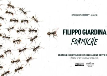 La satira arriva a Crotone. Filippo Giardina, pioniere della Stand Up Comedy italiana, continua il tour nazionale con il suo nono monologo comico: Formiche