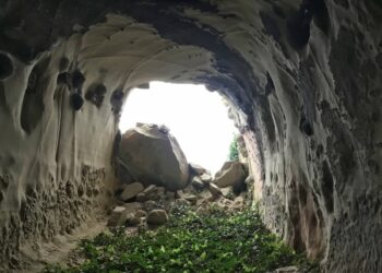 L’archeologo preistorico Felice Larocca del Centro Regionale di Speleologia “Enzo dei Medici” nella Scala Coeli sotterranea