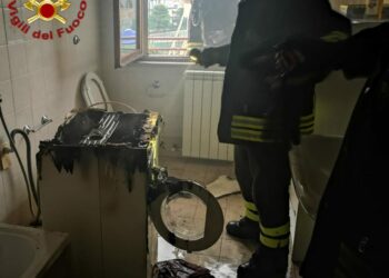Lavatrice in fiamme in un appartamento a Crotone, spenta grazie all’intervento dei Vigili del Fuoco