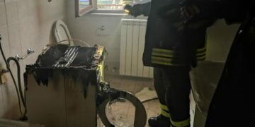 Lavatrice in fiamme in un appartamento a Crotone, spenta grazie all’intervento dei Vigili del Fuoco