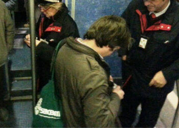 Non paga i biglietti del treno, gli pignorano e vendono all’asta la casa