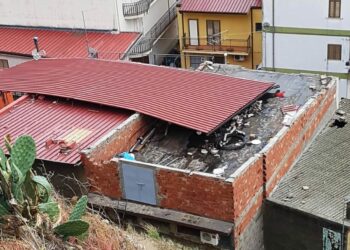 Allerta rossa: Le forti raffiche di vento di scirocco ha lasciato danni incalcolabili nella cittadina di Cirò